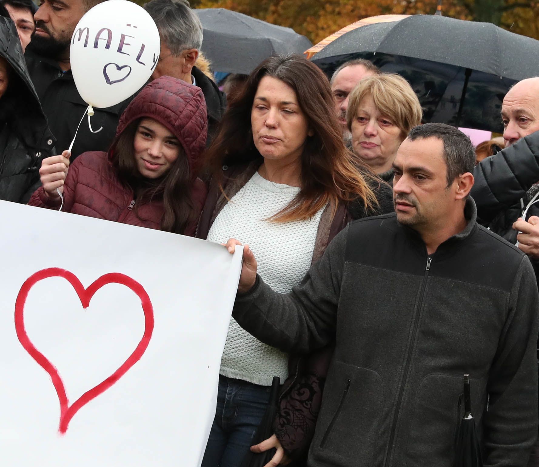 Au premier plan, les parents de Maëlys, avec sa sœur aînée lors du rassemblement de dimanche dans l’Isère. Photo Michel THOMAS/Le Dauphiné Libéré